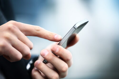 スマホを操作する人の手