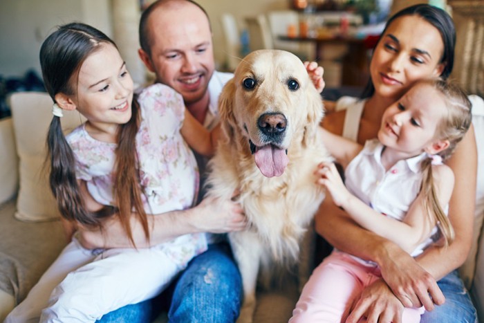 犬と男性と女性