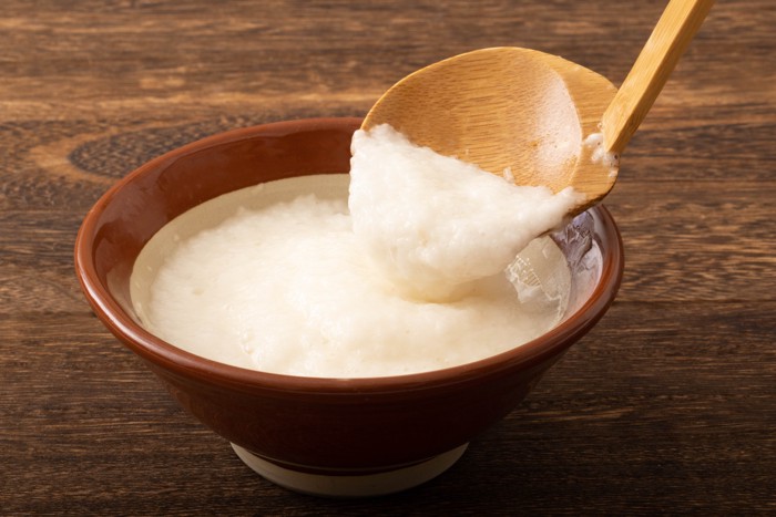 すりおろした長芋をすくっている様子