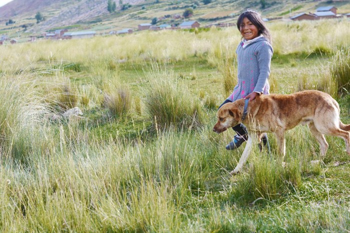 ネイティブアメリカンの女の子と犬