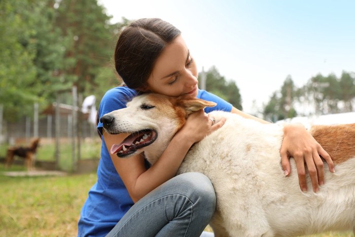 犬を抱きしめる人