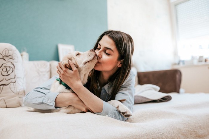 キスする女性と犬