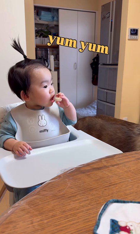 梨を食べるZIGGYくんと男の子8