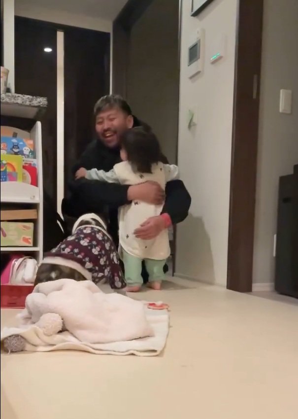 パパに抱きつく娘さん