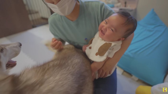 笑いが止まらない赤ちゃん