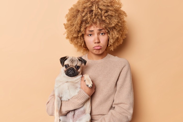 困り顔の女性と犬