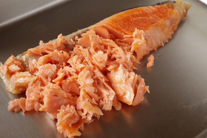 ほぐしている最中の焼き鮭