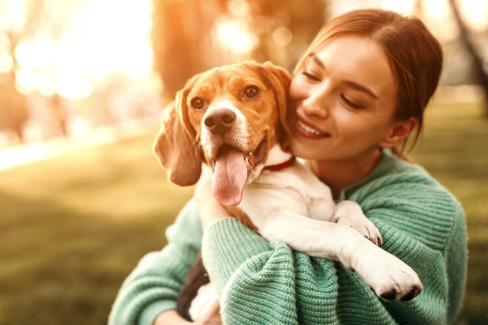 犬を抱きしめる女性