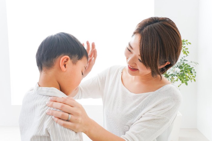 泣く男の子を宥めるお母さん