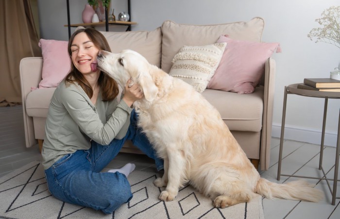 女性の顔を舐める犬