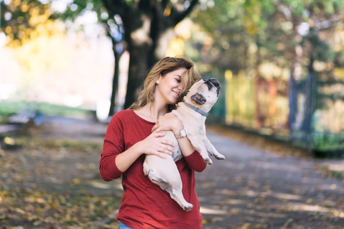 赤い服の女性と犬