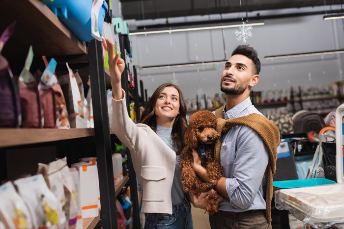 犬連れで買い物をする夫婦