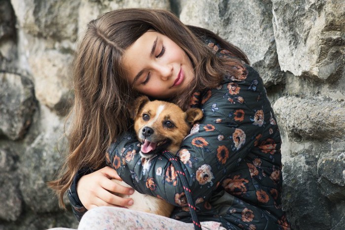 愛犬を抱きしめる女性