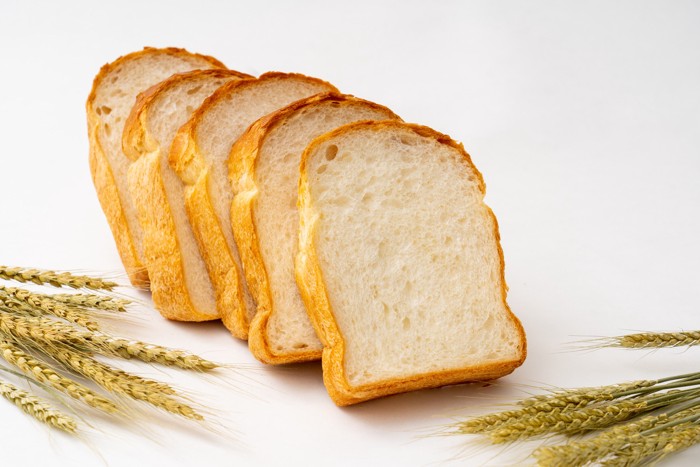 並べて置かれた小麦と食パン