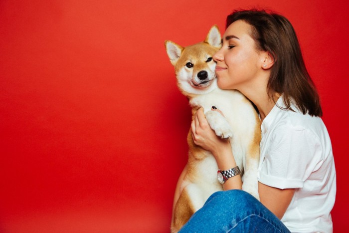 犬を抱きしめる女性