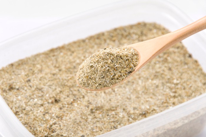 粉末状に加工された煮干しをスプーンですくっている様子