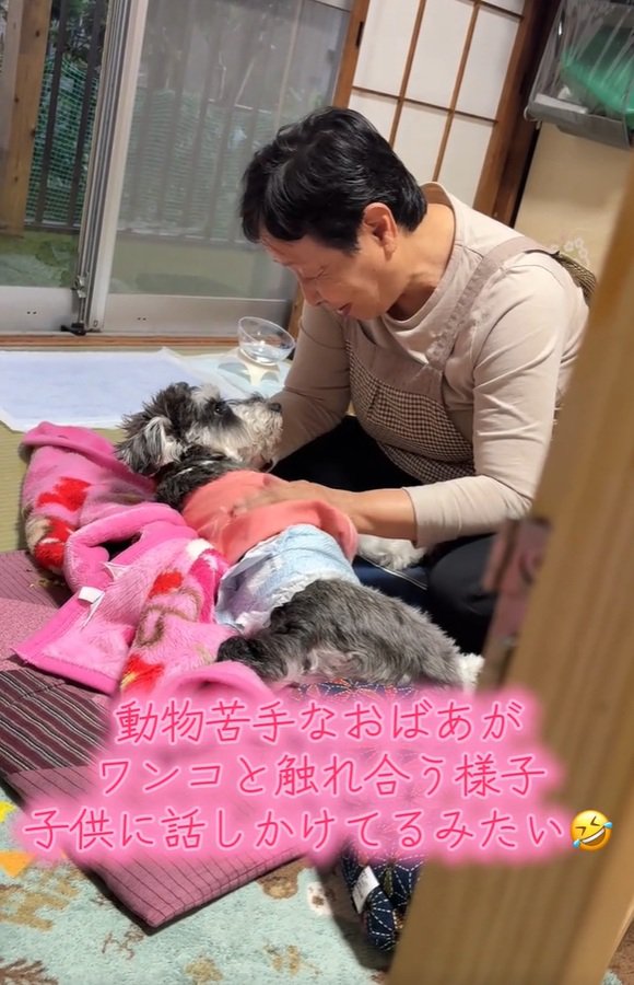 話しかけるおばあちゃん