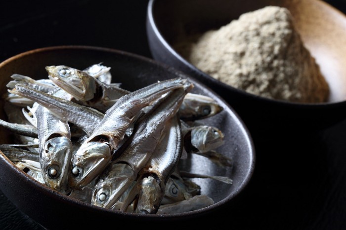 お皿に入った丸ごとと粉末状の煮干し