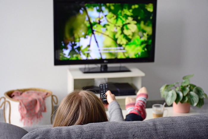 テレビと女性の後ろ姿