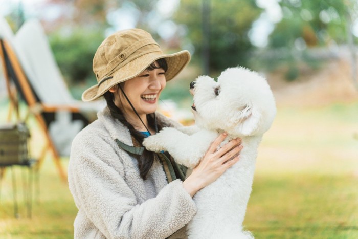 笑顔の人間と犬