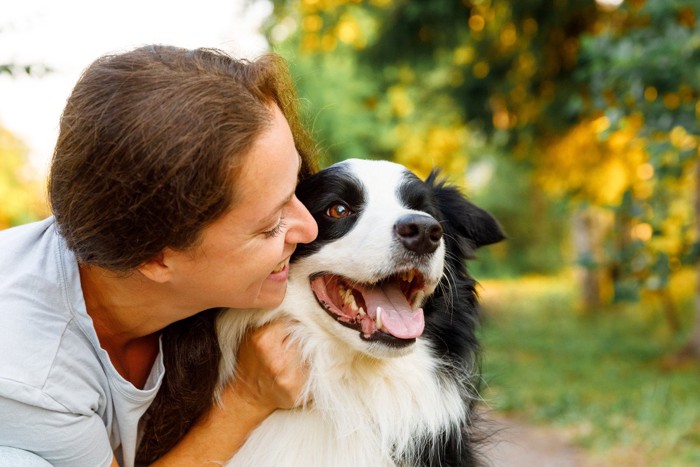 犬を抱きしめる女性