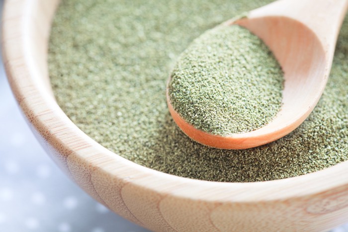 乾燥昆布の粉末をスプーンですくっている様子