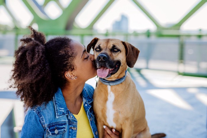 犬とキスする女性