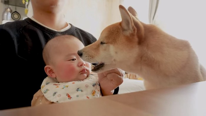 お顔が当たりそうな2人