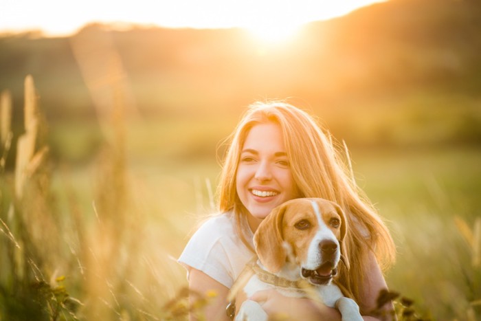 犬を抱きかかえる女性