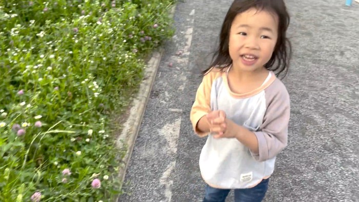 お花に触れている時に痛がると…