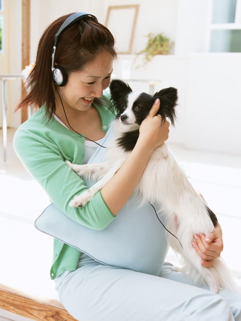 犬を抱く女性