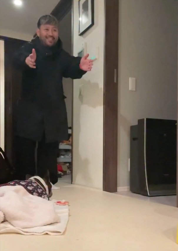 手を広げるパパと丸男くん