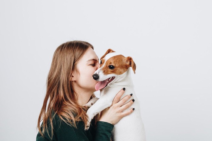 犬を抱き上げる女性
