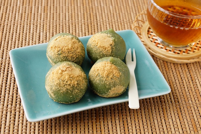 お皿にのせられたよもぎ餅