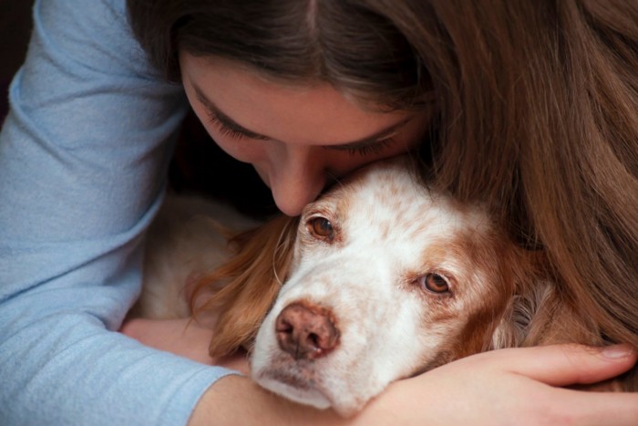 犬を抱きしめる女性