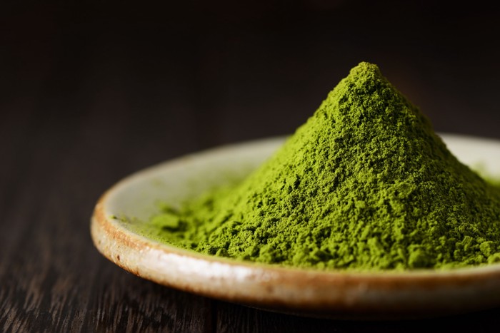 お皿に山型に盛られた抹茶の粉末