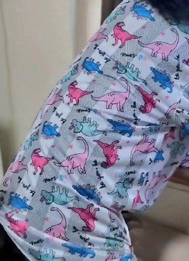 窓辺に佇む…子ども？