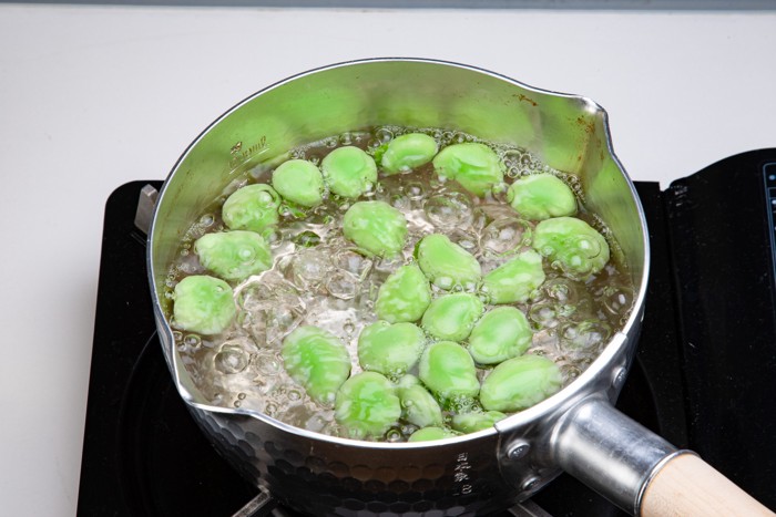 鍋でそら豆を茹でている様子