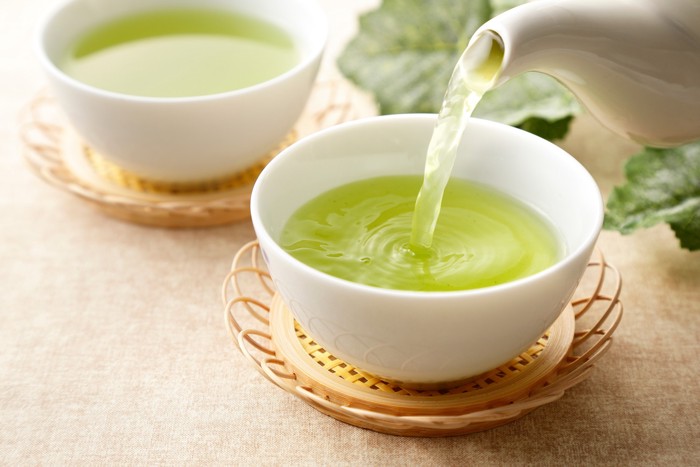 急須から注がれる緑茶