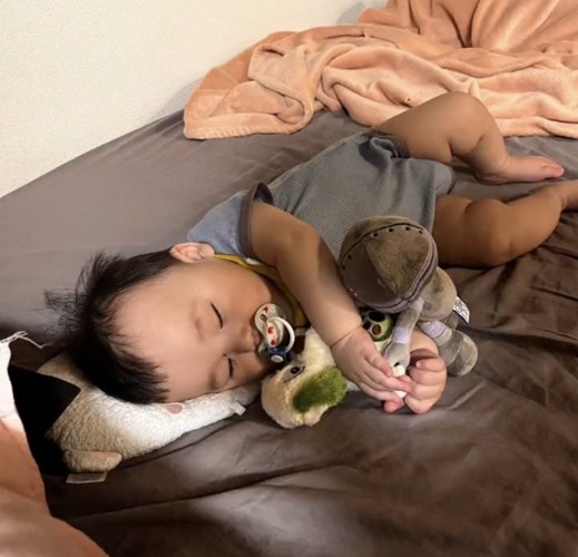 ぬいぐるみを抱く赤ちゃん
