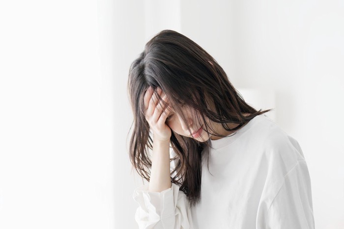 寒がる女性