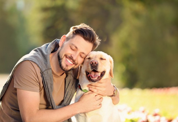 幸せそうな人と犬