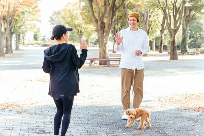 人同士で手を振って挨拶