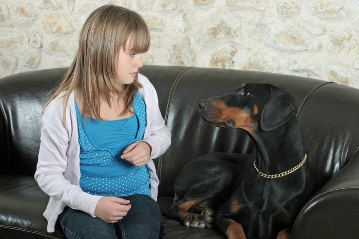 女性と犬