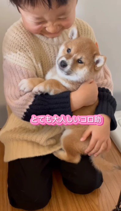 ドキドキしながら子犬を抱っこ