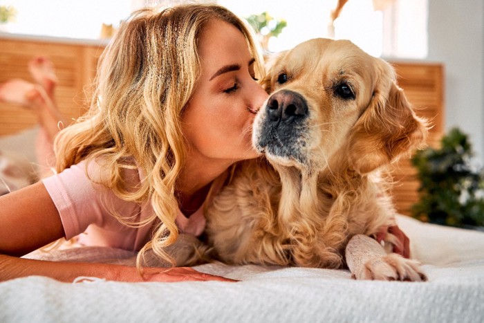 犬にキスする女性