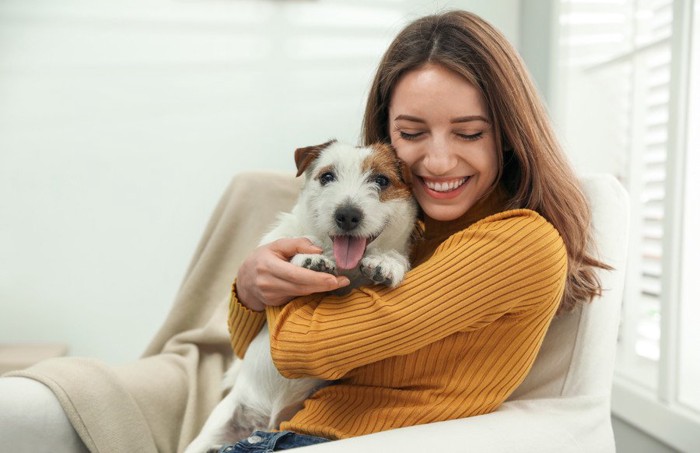 犬と顔を合わせる女性