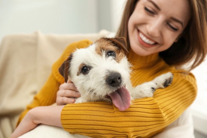 犬を抱きしめる女性