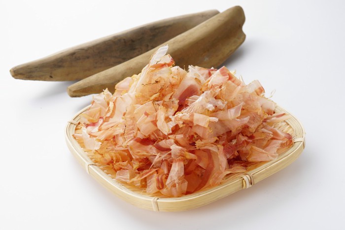 かつおぶしとざるに盛られた削り節