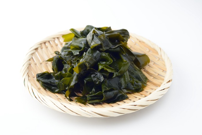ざるの上に盛られたわかめ